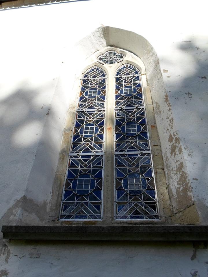 Muhu kiriku restaureeritud vitraažaken