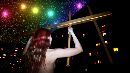 Fideelia-Signe Roots. Hetketõmmis videost _Voore linna päästmine_. 2014.