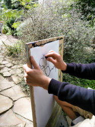 Rait Lõhmus (BKL 1) EKA Disainiteaduskonna joonistamise/maalimise praktikal Tallinna Botaanikaaias mais 2016