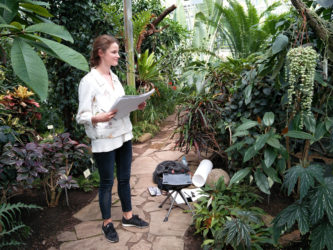 Maria Port (BKE 1) EKA Disainiteaduskonna joonistamise/maalimise praktikal Tallinna Botaanikaias mais 2016