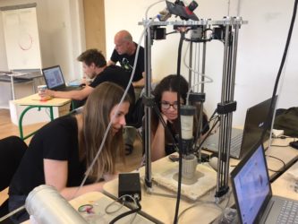 üliõpilased ja õppejõud printimas