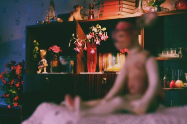 Näitus Tuba. Objekt esiplaanil Lauri Kiluski keraamiline teos Nukuke. Foto Hans-O tto Ojaste ja Urmas Lüüs