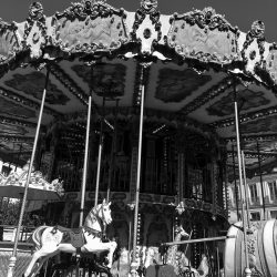 Sirja-Liisa Eelma_Karusell_kaader videost Postkart viies pildis