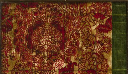 Granaatõunamustriga kuldkangas (002)