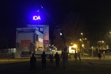 Kirill Tulin : Laura Toots. Foto „IDA“ sildi püstitamisest EKKMi katusele novembris 2017 näituse „Abiks keskküttekatla kütjale“ raames