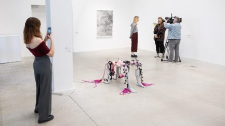 Kunstivaljal-tootmiane_Igavesti-oites_Siim-Lovi-ERR_24-scaled-aspect-ratio-1920-1080