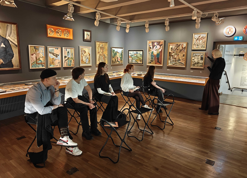 Digitootedisainerid Adamson-Ericu muuseumis muuseumi kogu ja eluga tutvumas.