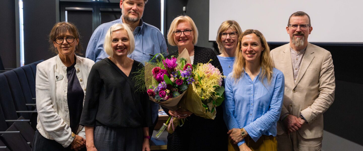 Värske doktor Katrin Kabun koos doktorikomisjoniga. Foto: Paul Klooren