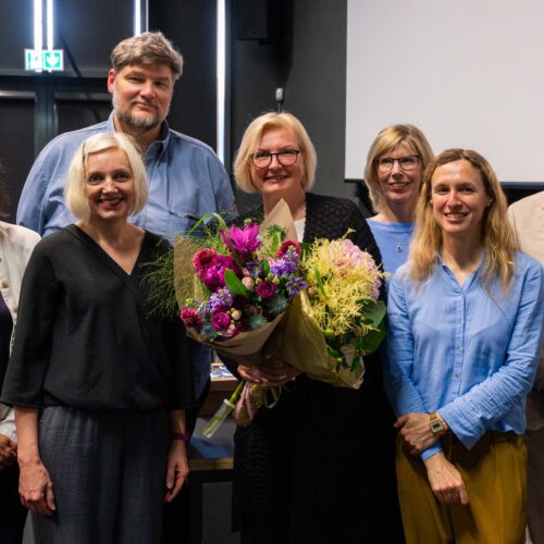 Värske doktor Katrin Kabun koos doktorikomisjoniga. Foto: Paul Klooren