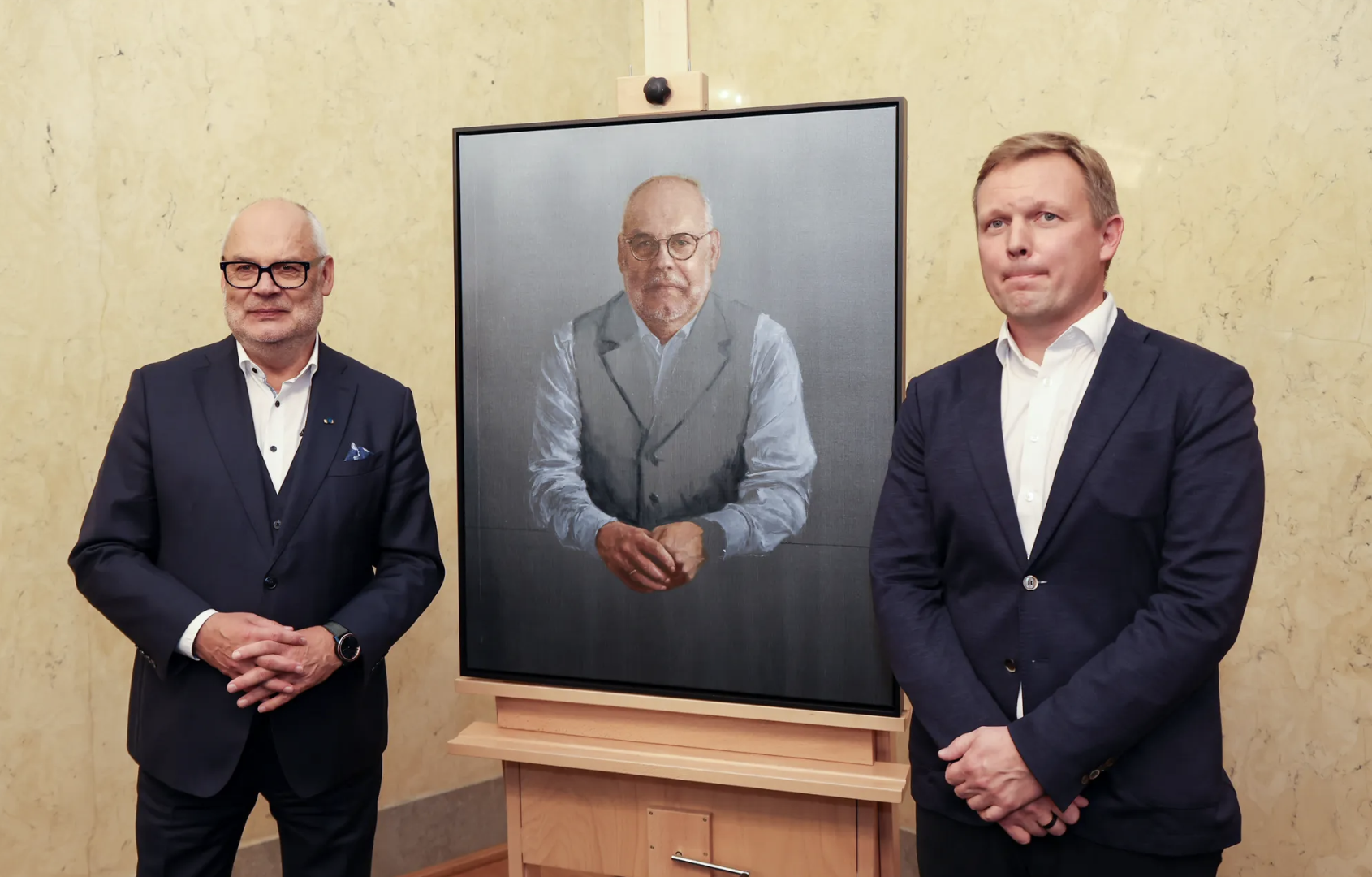 Dotsent Tõnis Saadoja lõi president Alar Karise portreemaali