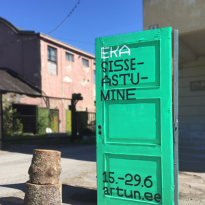 Kleebistega uks_Põhjalas_2448x3264px_EKA_Sisseastumine_keskkonnas