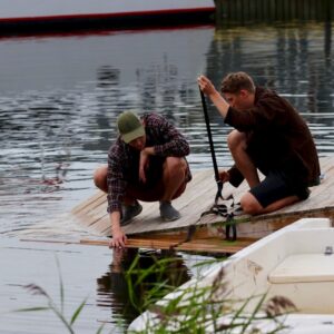 Oliver Kanniste ja Lauri Visnapuu. Puit meres leotumas.