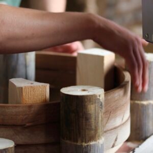 Lauri Visnapuu puidu painutamine.