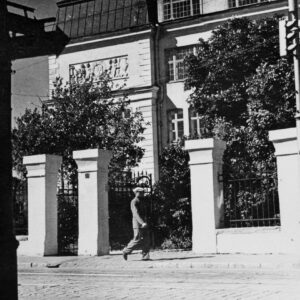 Vaade kunstikooli majale üle Tartu mnt vahetult pärast sõda. Foto: TLM.