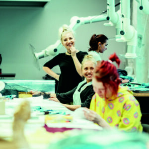 EKA-tekstiiliosakonna-tudengid-scaled-aspect-ratio-1920-1080-1-2048x1152-1