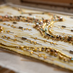 Mixed-media tikand kavandist kanganäidiseni