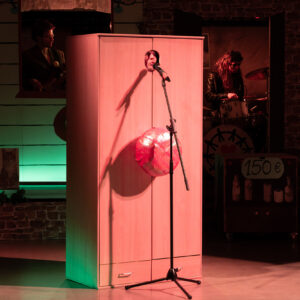 ants1_CarmenElectra_kaur-tora-23