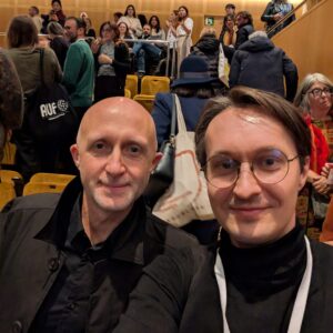 Hannes Aava ja auhinda vastu võtnud õppejõud Ed Wall biennaalil (1)