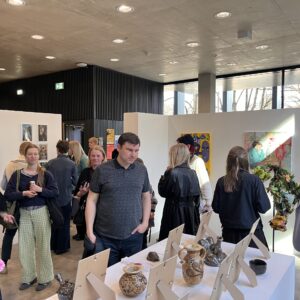 Kasulik kunst?! 2026 näituse avamine_ foto Maris Karjatse25