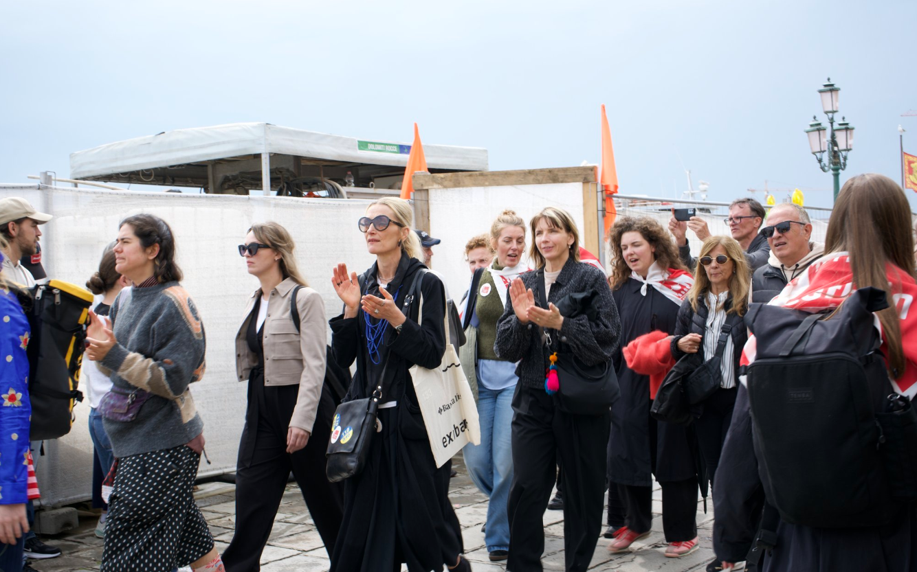 1 Surm Veneetsias meeleavaldus Hilkka Hiiob ja Anne Pikkov foto Marie Sinivee Delfi