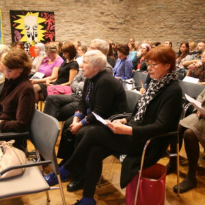 Keskel: prof. em. Anu Raud, ex rektor Signe Kivi