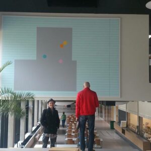 Vahepeatus Viljandi Gümnaasiumis 2014. John Smith (aka Kaido Ole ja Marko Mäetamm) oma endise tudengi, Merike Estna maali taustal. Foto: Solveig Jahnke