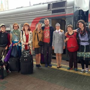 Balti jaamas rongile asudes, vasakult: Katarina Meister, Piret Meos, Marika Alver, Mari-Lii Hirsik, Hannes Lang, Eva Sepping, Ave Taavet, Liina Soosaar