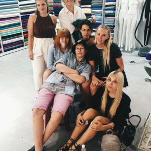 Xenia Joost ja suvel veel II kursus: Marleen Afanasjev, Triin Tint, Katrin Aasmaa, Katriin Jeromans, Cärol Ott ja magistrandid Britta Liisa Brutus ja Anni Ilves