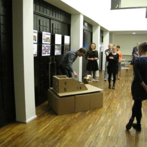 Ats-Buddell-tutvustab-tudengite-toid-449x600