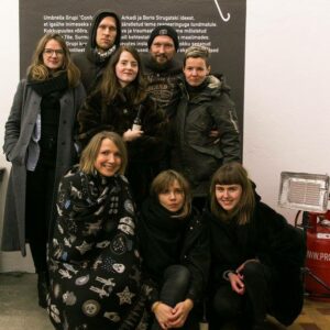 Marco Laimre (Tagareas paremal) oma üliõpilastega Umbrella Grupi näituse avamisel EKKM-s. Foto: Marianna Gunja