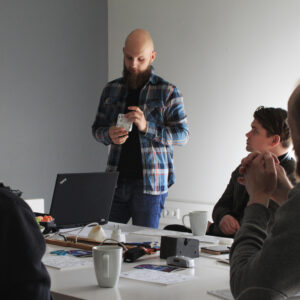 Õpilasakadeemiat võõrustasid tööstusdisainerid Mihkel Güsson ning Egert Uibo. Foto: Piret Mägi