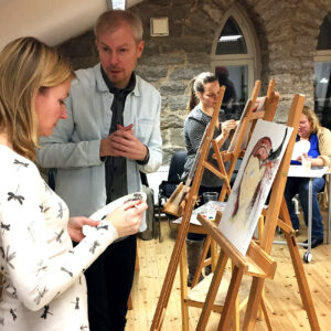 Holger loodus maalipraktikat juhendamas.