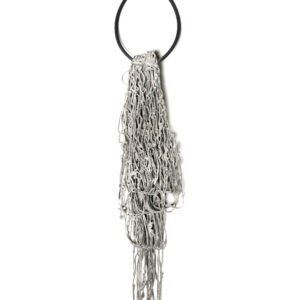 Sigrid Kuusk Kaelaehe "Tõusnud" 2017 M: tuhk, kumm, hõbe Foto autor: Sigrid Kuusk