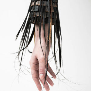 Liisbeth Kirss Käeehe "Soomusrüü surnule" 2016 M: sünteetilised juuksed, vaik, oksüdeeritud hõbe Foto autor: Sigrid Kuusk