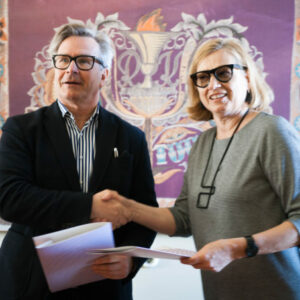 esli-noukoja-esimees-tiiu-truus-ja-eka-rektor-mart-kalm-680x453