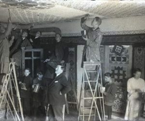 Grupp-Riigi-kunsttööstuskooli-õpilasi-laeornamenti-maalimas-364x250