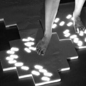 Stella Kalkuni ja Liisa Aidi vaip Moonwalk, mis valgustab hämarat tuba, kui sellel kõndida. Valminud kursuse “Valgus Tekstiilis” raames Kärt Ojavee juhendamisel. — Kärt Ojavee